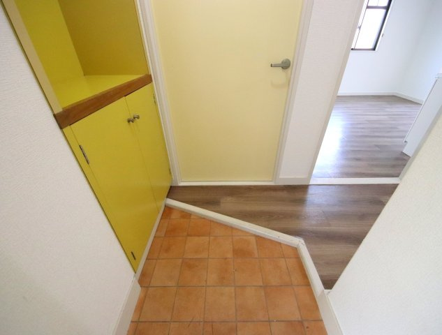 稲葉マンションの玄関