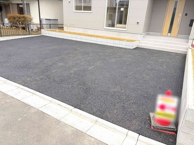 笠間市旭町第7　新築戸建て　1号棟の駐車場|カースペースは3台完備。ゲスト用のスペースも確保できますね♪