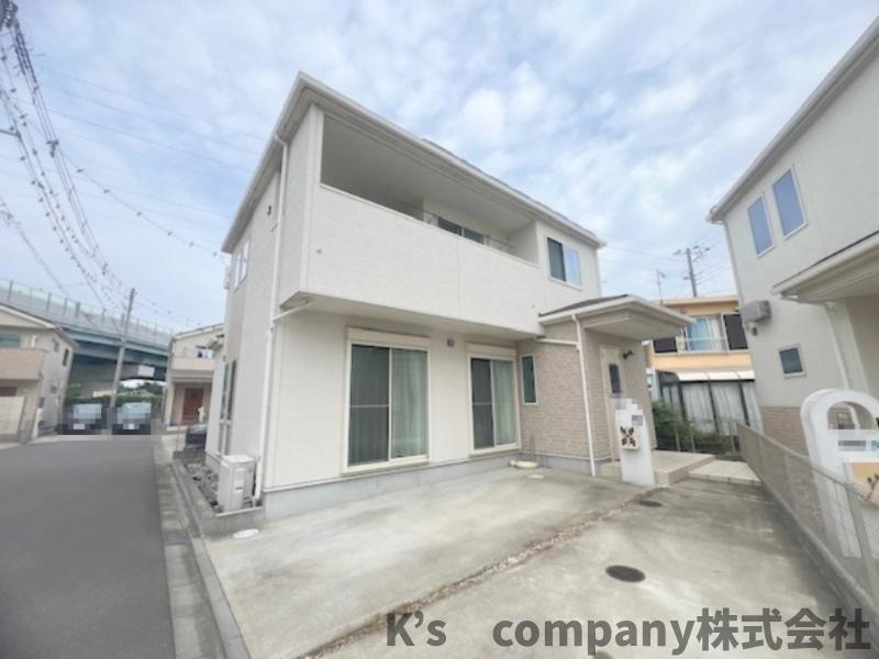 ■高座郡寒川町一之宮5丁目　中古戸建の外観|明るいシンプルで洗練された魅力のある外観です◇広々とした前面スペースで、駐車やお子様の遊びがとしてもご活用いただけます♪
