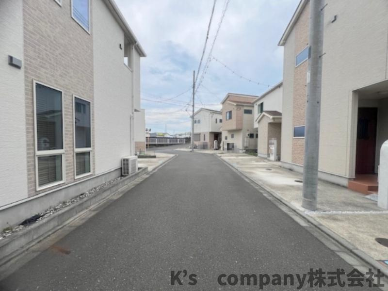■高座郡寒川町一之宮5丁目　中古戸建の前面道路含む現地写真|開発分譲地内にあるため交通量が少なく静かです。圏央道が近くにありますが、内側に入っているため静かな住環境です♪