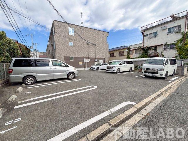 ピュア ウエストの駐車場