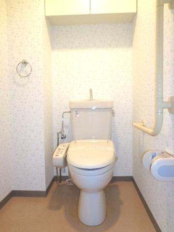 横浜公園通り弐番館のトイレ|白に統一された個室