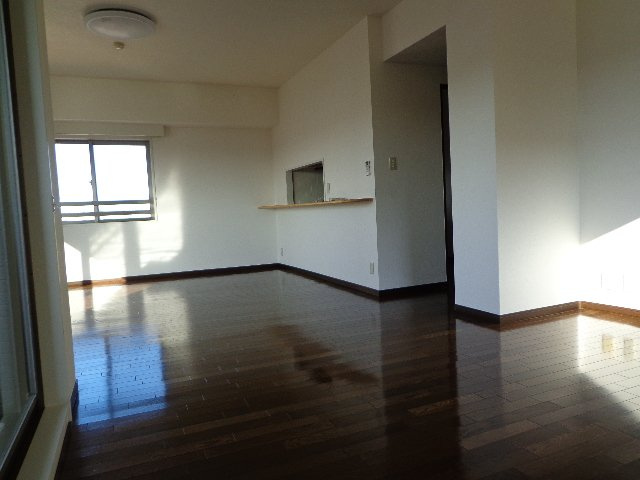 横浜公園通り弐番館の居間・リビング|全面フローリングで快適です