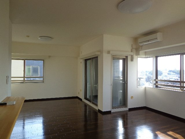 横浜公園通り弐番館の居間・リビング|全洋室に収納があり機能的にも優れています