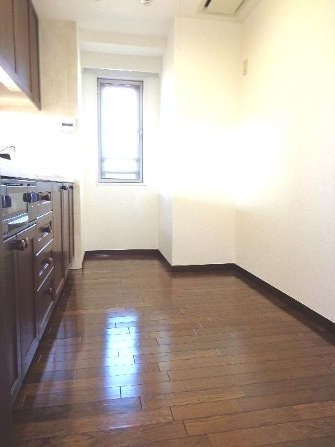 横浜公園通り弐番館のキッチン|キッチンにも窓があり換気にも優れています