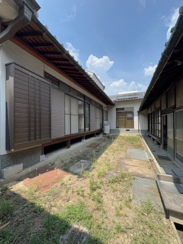 葛城市大畑　中古戸建の外観|中庭♪　趣味のスペースやドッグランなど様々な形で大活躍!(^^)!