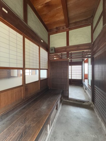 葛城市大畑　中古戸建の内装|温かくてやすらぐ土間玄関♪