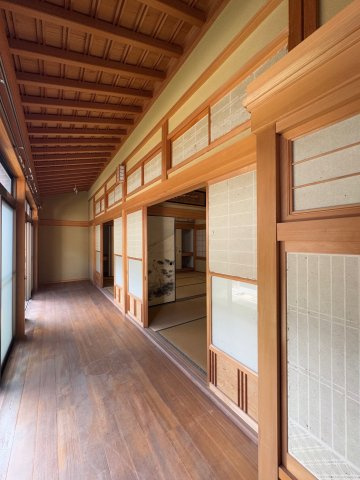 葛城市大畑　中古戸建の内装|離れの廊下♪木の温もりに癒されます!(^^)!