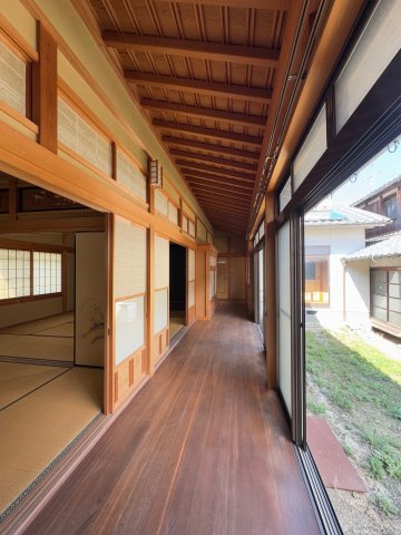 葛城市大畑　中古戸建の内装|中庭から光が入り明るく風通し良好!(^^)!