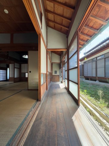 葛城市大畑　中古戸建の内装|中庭から日が差し気持ちいいです!(^^)!