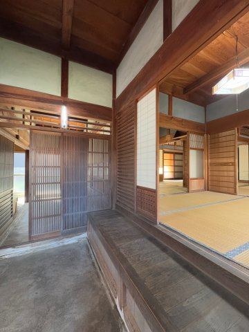 葛城市大畑　中古戸建の内装|温かくてやすらぐ土間玄関♪