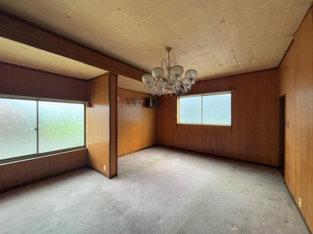 葛城市大畑　中古戸建の洋室|玄関横の10帖の洋室♪