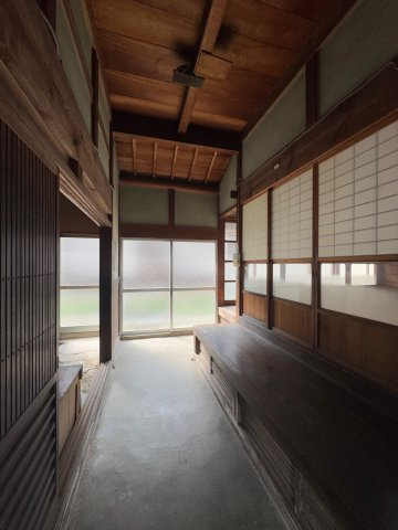 葛城市大畑　中古戸建の内装|温かくてやすらぐ土間玄関♪