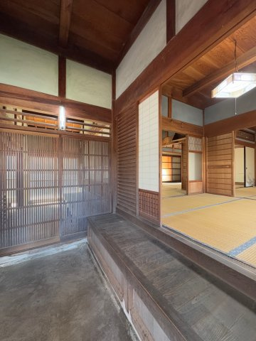 葛城市大畑　中古戸建の内装|温かくてやすらぐ土間玄関♪