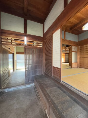 葛城市大畑　中古戸建の玄関|★中庭につづく温かくてやすらぐ土間玄関