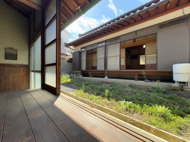 葛城市大畑　中古戸建の外観|日当りの良い中庭があり、日向ぼっこが気持ちいいですね!(^^)!