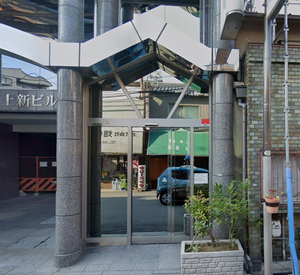 上新ビル　上新庄のエントランス