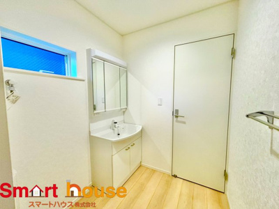 【独立洗面台】 | 伊勢原市高森　２棟 | ゆとりの洗面スペースで朝の身支度も快適スムーズに。３面鏡で髪のセットやお化粧もストレスなくこなせ、朝から気分良く通勤通学に向かえそうですね！鏡の裏にはたっぷりと収納スペースを標準装備！