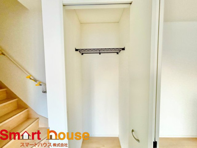 【収納】 | 伊勢原市高森　２棟 | 棚が標準装備の機能的なクローゼットは、大切なお洋服をきれいな状態で収納できます！
また、収納ボックスなどを配置して使えば、多様な使い方が出来、収納の幅が広がります！