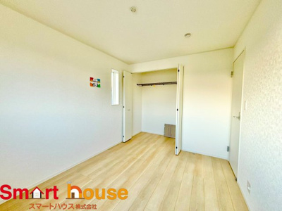 【洋室】 | 伊勢原市高森　２棟 | 木目のフローリングが暖かみのある室内に。明るい寝室で心地のいい朝を迎えられそう。