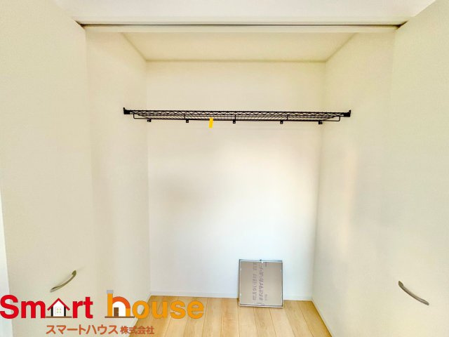 【収納】 | 伊勢原市高森　２棟 | 各居室に収納付、ウォークインクロゼットを配置したタイプも。ナチュラルな木目調の収納扉はどんな家具にもマッチして、居心地の良いプライベートタイムを演出します。