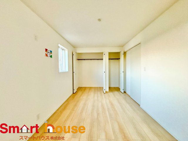 【洋室】 | 伊勢原市高森　２棟 | 広々とした居住空間は日々の暮らしを彩り、心のやすらぎと満足感を与えてくれます。通風と採光を考慮した設計は子供たちはのびのび育ち、家族でくつろぎと団らんを生み出します。