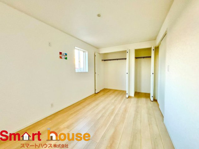 【洋室】 | 伊勢原市高森　２棟 | 充分な広さと収納機能を備えた部屋はお子様の自発性と成長を促します。お子様の成長を支える、勉強や好きなことに没頭する学びの空間にいかがですか？