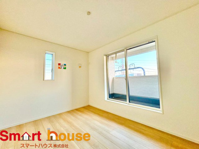 【洋室】 | 伊勢原市高森　２棟 | 大きな窓からたっぷりの日差しが降り注ぐ明るい室内です。気持ちの良い朝日を受けて、目覚めの良い健康的な朝を迎えられそうです。 