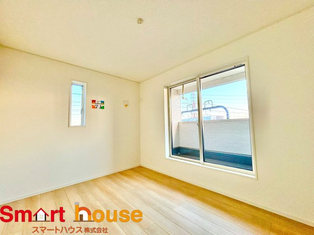 【洋室】 | 伊勢原市高森　２棟 | 大きな窓からたっぷりの日差しが降り注ぐ明るい室内です。気持ちの良い朝日を受けて、目覚めの良い健康的な朝を迎えられそうです。 