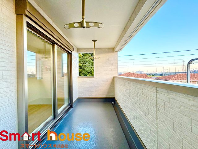 【バルコニー】 | 伊勢原市高森　２棟 | 開放的なバルコニーは見晴らしもよく、太陽の温かな温もりをめいっぱい受け止めてくれます。太陽の光と爽やかな風を受けたお洗濯物はあっという間に乾き、取りこむ時には太陽の匂いを感じられそうですね。