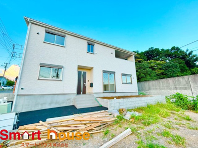 【外観パース】 | 伊勢原市高森　２棟 | 外壁が周囲の街並みと青空に生えるお洒落な仕上がり！周囲には高い建物のないエリア。青い空が大きく感じますね。