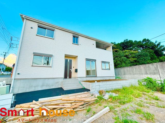 【外観パース】 | 伊勢原市高森　２棟 | 外壁が周囲の街並みと青空に生えるお洒落な仕上がり！周囲には高い建物のないエリア。青い空が大きく感じますね。