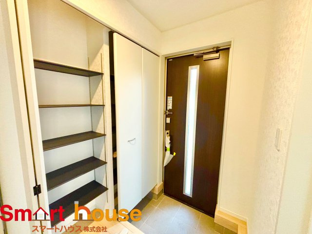 【玄関】 | 伊勢原市高森　２棟 | 上質感漂う玄関へのアプローチ。居住者の帰り、訪れる方を優しく迎える・安らぎに満ちた生活空間を予感させる。健やかな暮らしを楽しめそう♪