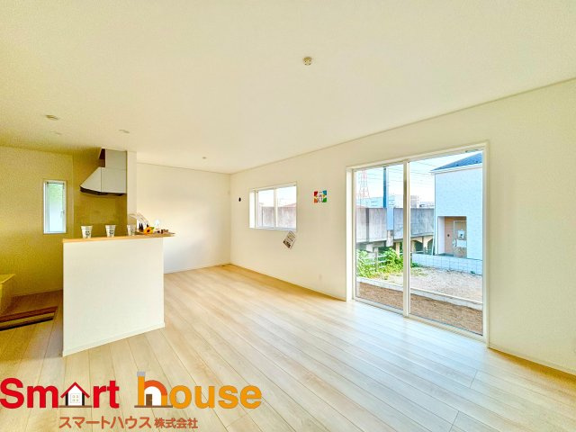 【居間・リビング】 | 伊勢原市高森　２棟 | 家族の笑い声が聞こえてきそうな大空間♪大きめのLDKはそれだけで心が和みます。家族揃ってリビングで過ごすお休みの日が、楽しみになる場所となることでしょう。