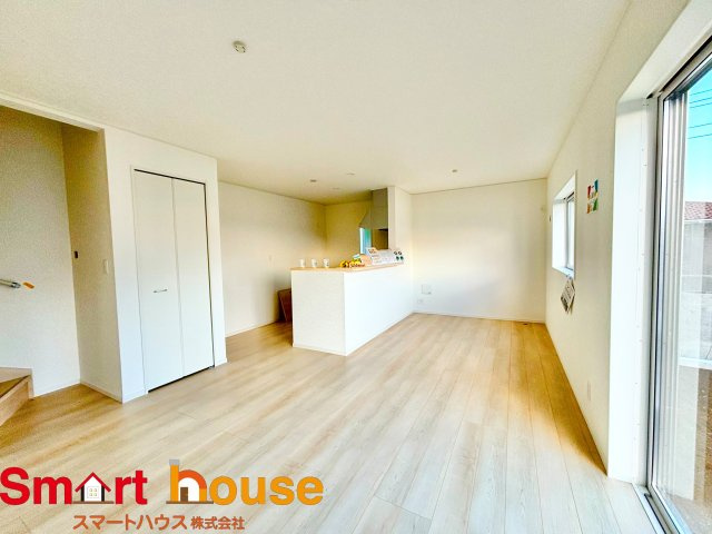 【居間・リビング】 | 伊勢原市高森　２棟 | 導線もしっかりと取れている間取りなので、ダイニングテーブルやソファー、ローテーブルなどの家具もしっかりと配置できます。ゆったりとした広さの空間でご家族だんらんの時間をお過ごしください。