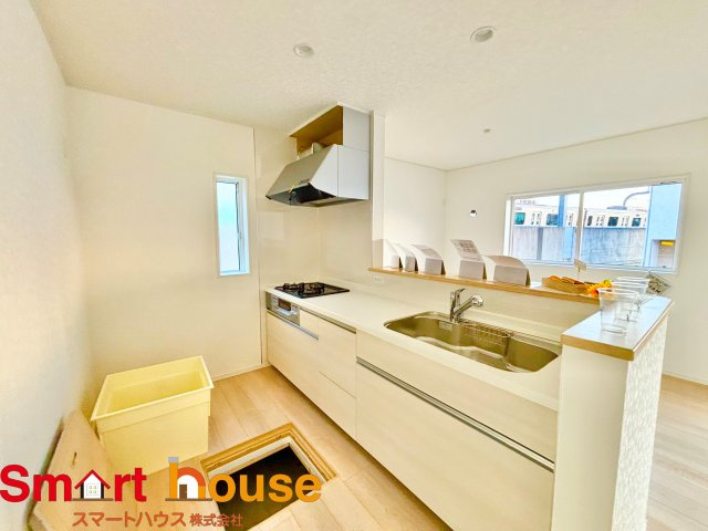 【キッチン】 | 伊勢原市高森　２棟 | 幅広いキッチンに冷蔵庫、カップボードなどを設置しても楽々と料理できます！
スペースにゆとりがあると気持ちもいいですね♪