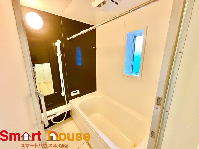 【浴室】 | 伊勢原市高森　２棟 | 一日の疲れを癒してくれる場所なので、快適に過ごして頂く為にゆったりサイズのバスタブを用意しました。是非半身浴をお楽しみ下さい。空気が籠らない様に小窓も設置しております。