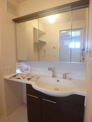 【洗面所】 | ヴァンヴェール大津 | ワイドシャワー洗面台　※反転タイプ