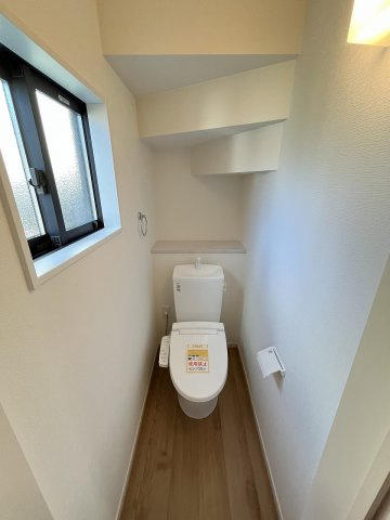 【内装】 | 福岡市城南区西片江2丁目1期　1号棟（全2棟）【仲介手数料無料・0円】 | 施工例。1階のトイレです。施工例は完成時と異なる場合があります。