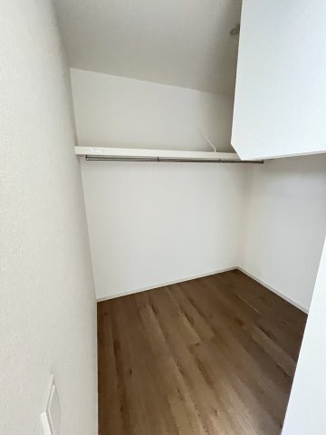 【収納】 | 福岡市城南区西片江2丁目1期　1号棟（全2棟）【仲介手数料無料・0円】 | 現地写真。ウォークインクローゼットです。