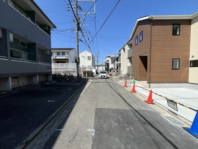 【その他】 | 福岡市城南区西片江2丁目1期　1号棟（全2棟）【仲介手数料無料・0円】 | 現地写真。前面道路です。