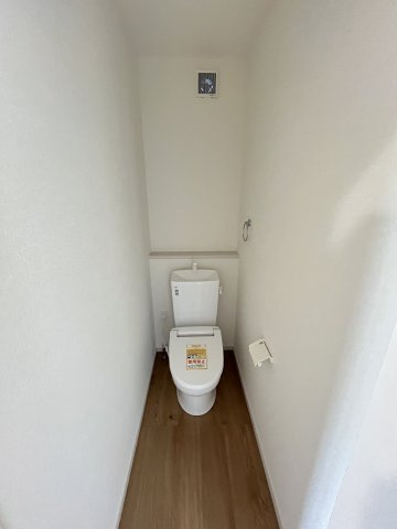 【内装】 | 福岡市城南区西片江2丁目1期　1号棟（全2棟）【仲介手数料無料・0円】 | 施工例。2階にもトイレです。施工例は完成時と異なる場合があります。