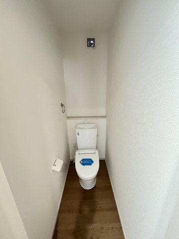 【トイレ】 | 福岡市城南区西片江2丁目1期　1号棟（全2棟）【仲介手数料無料・0円】 | 現地写真。2階にもトイレです。