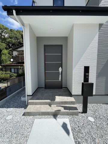 【玄関】 | 福岡市城南区西片江2丁目1期　1号棟（全2棟）【仲介手数料無料・0円】 | 施工例。施工例は完成時と異なる場合があります。