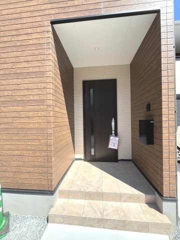 【玄関】 | 福岡市城南区西片江2丁目1期　1号棟（全2棟）【仲介手数料無料・0円】 | 現地写真。