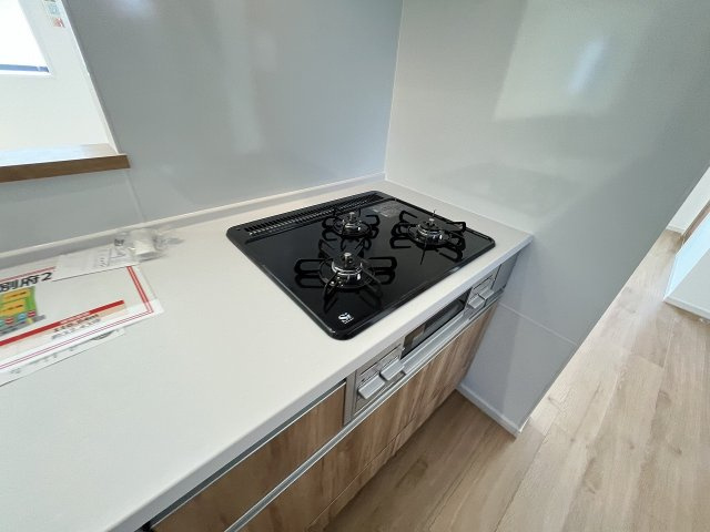 【キッチン】 | 福岡市城南区西片江2丁目1期　1号棟（全2棟）【仲介手数料無料・0円】 | 施工例。施工例は完成時と異なる場合があります。