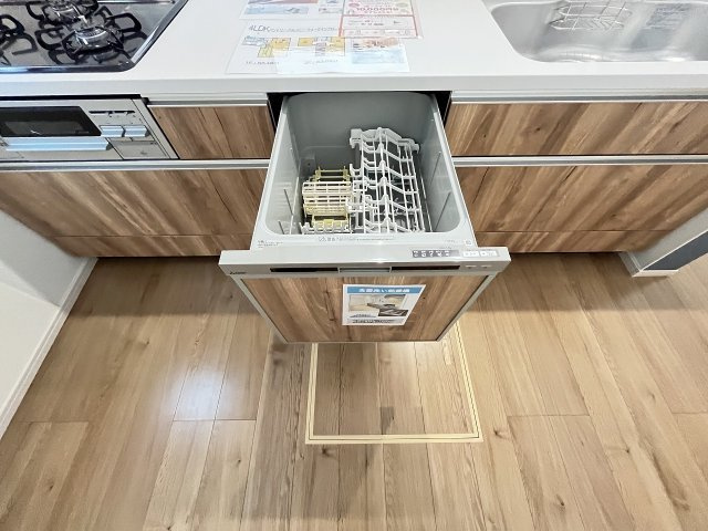 【キッチン】 | 福岡市城南区西片江2丁目1期　1号棟（全2棟）【仲介手数料無料・0円】 | 現地写真。食洗器が付いてます。