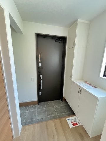 【玄関】 | 福岡市城南区西片江2丁目1期　1号棟（全2棟）【仲介手数料無料・0円】 | 施工例。施工例は完成時と異なる場合があります。