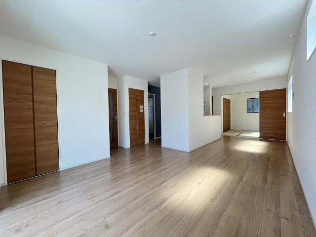 【内装】 | 福岡市城南区西片江2丁目1期　1号棟（全2棟）【仲介手数料無料・0円】 | 施工例。リビングです。施工例は完成時と異なる場合があります。