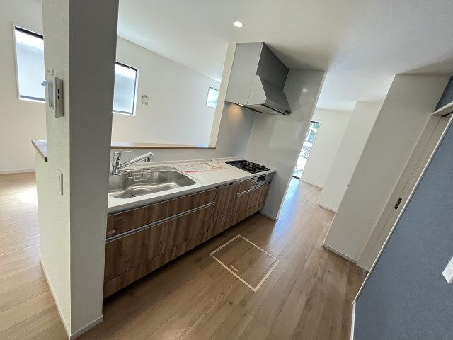 【キッチン】 | 福岡市城南区西片江2丁目1期　1号棟（全2棟）【仲介手数料無料・0円】 | 施工例。施工例は完成時と異なる場合があります。